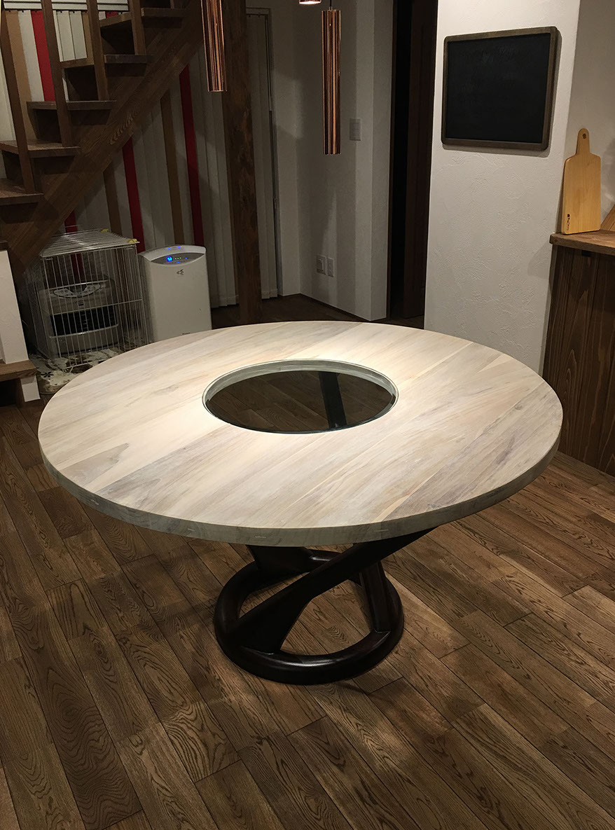 直径１３０センチの丸テーブル。アンティークホワイト塗装仕上げ。