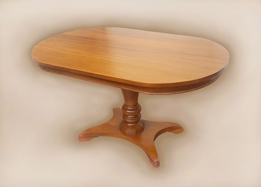 ヨーロッパテイスト満載の楕円型テーブル。アンティーク家具のような雰囲気です。