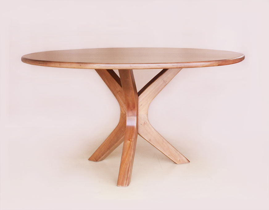 マホガニーの丸テーブル　シンプルな脚のデザイン　直径１４０センチ