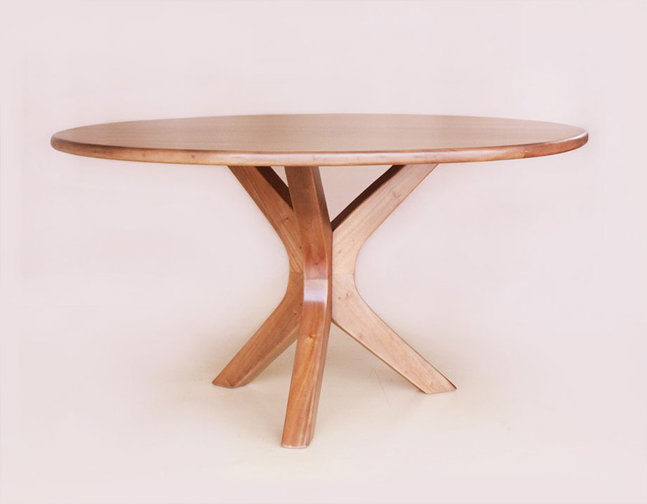 シンプルなデザイン　ラウンドテーブル　直径１４０センチ　丸テーブル